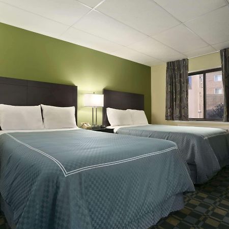 Travelodge By Wyndham Cleveland Lakewood Εξωτερικό φωτογραφία