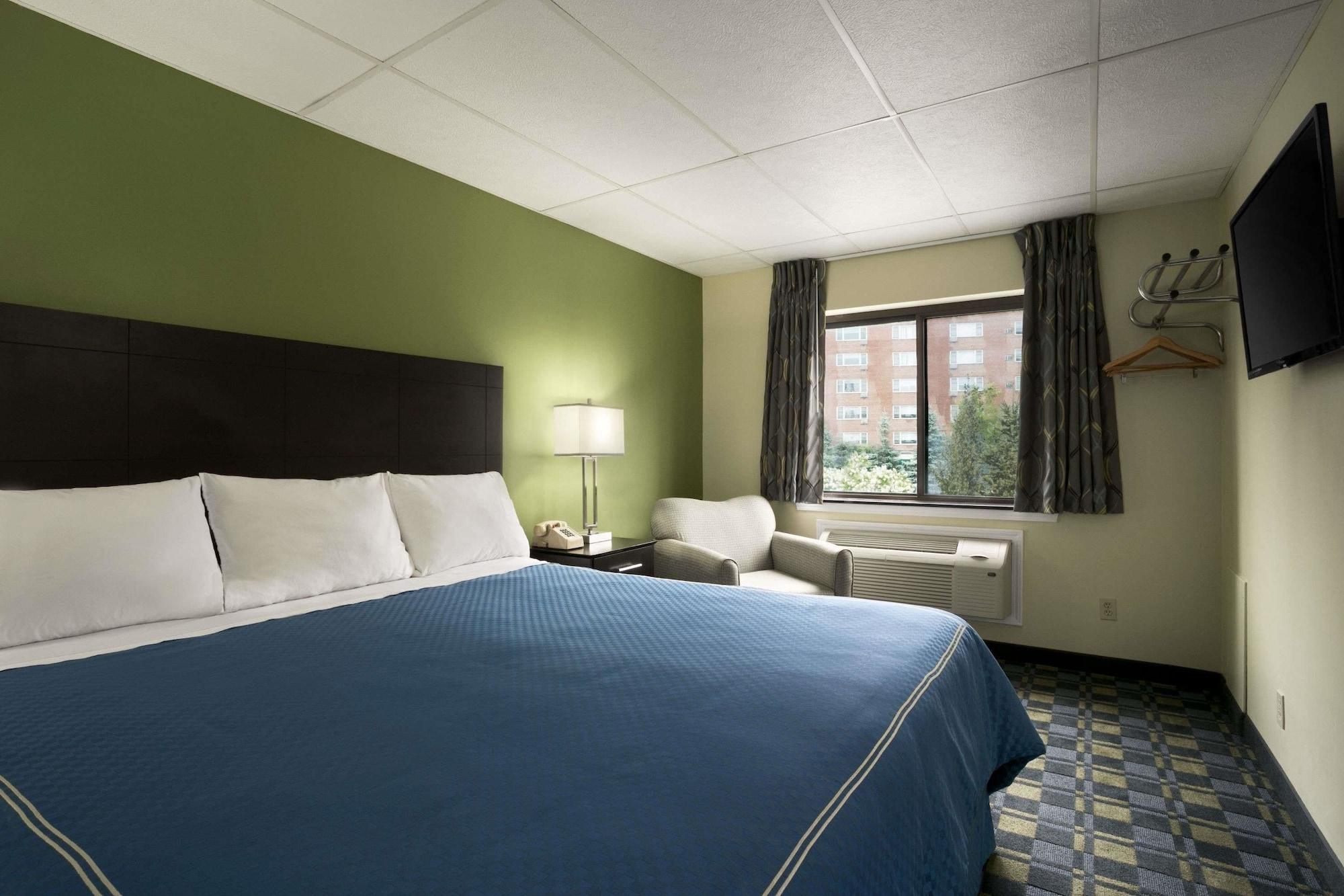 Travelodge By Wyndham Cleveland Lakewood Εξωτερικό φωτογραφία