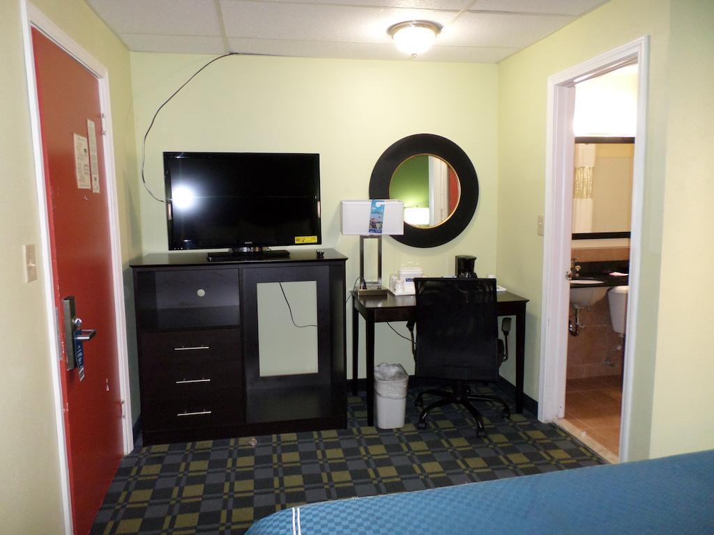 Travelodge By Wyndham Cleveland Lakewood Εξωτερικό φωτογραφία