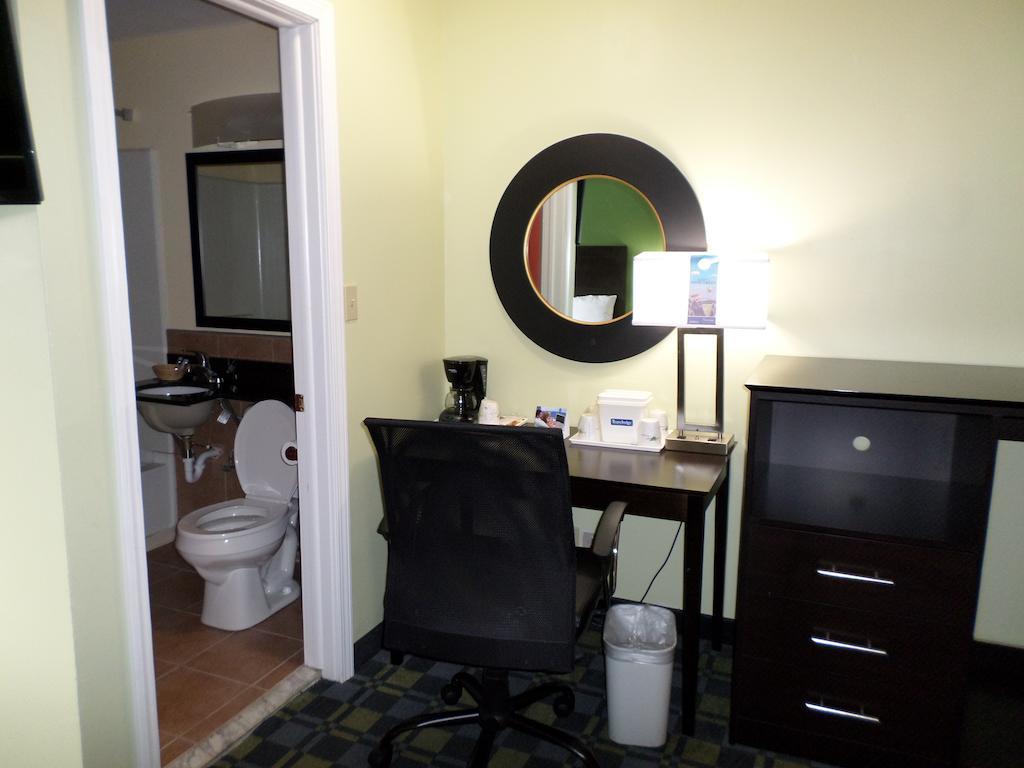 Travelodge By Wyndham Cleveland Lakewood Εξωτερικό φωτογραφία