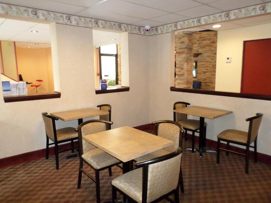 Travelodge By Wyndham Cleveland Lakewood Εξωτερικό φωτογραφία